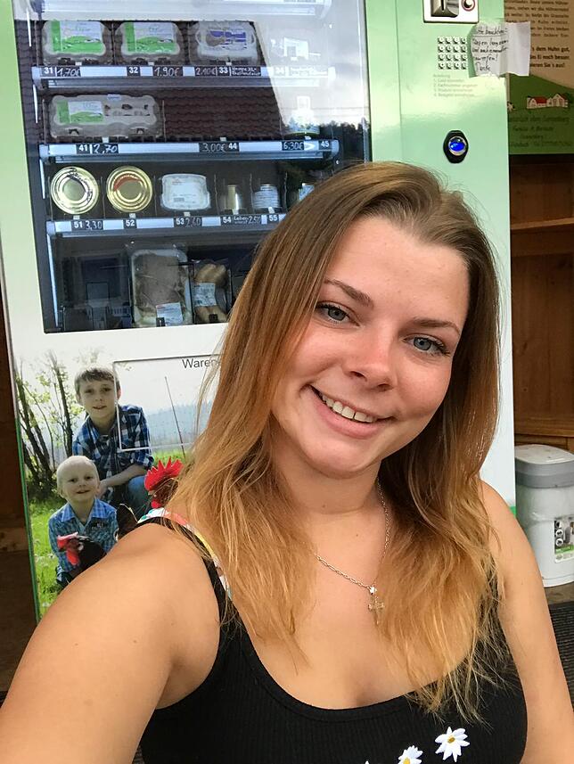 Sarah Fürst vor ihrem Eierautomat in Winterspüren.