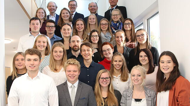 26 neue Studenten beginnen ihre akademische Ausbildung in der Fachhochschule für Physiotherapie in Bad Säckingen (hinten, von links): ...