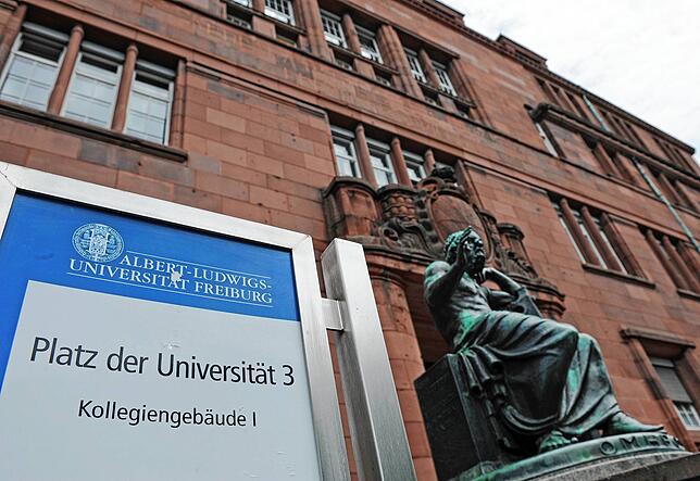 Die Skulptur des griechischen Dichters Homer vor einem einem Gebäude der Universität Freiburg.
