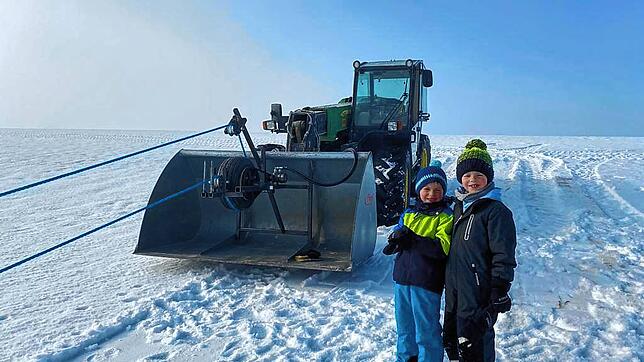 Laurenz und Magnus Duttlinger freuen sich, dass der Papa an seinen Teleskoplader einen Schlittenlift gebaut hat.