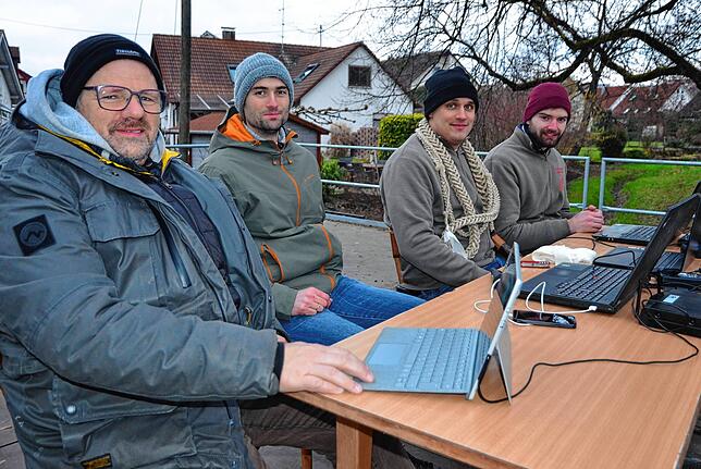 Die Wettkampfrichter sitzen auf einem eigens für den Wettbewerb aufgebauten Podium, um alles gut zu sehens (von links): Jakob Krimmel, ...