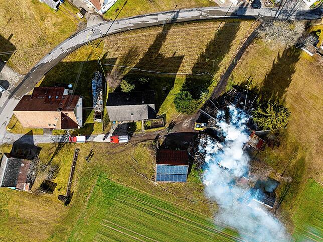 Bild 3: Bilder vom Großbrand in Fischbach: So haben die Flammen gewütet