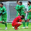 Der Aach-Linzer Ari Burak (rechts) hat das 2:1 erzielt und freut sich mit Achim Schwellinger, dem Torschützen zum 1:1 (Zweiter von rechts).
