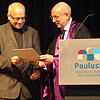 Überreichung der Ehrendoktorurkunde an Pater Klaus Mertes (links) durch den Vertreter des Dekans, Ferdinand Prostmeier.