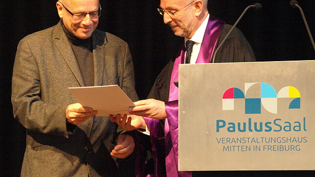 Überreichung der Ehrendoktorurkunde an Pater Klaus Mertes (links) durch den Vertreter des Dekans, Ferdinand Prostmeier.