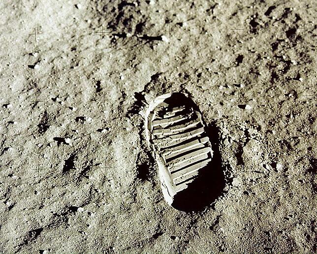 Der legendäre Fußabdruck von Edwin Aldrin auf dem Mond. Die Oberfläche ist mit pulvrigem Material bedeckt – wie aus einem Zementsack.