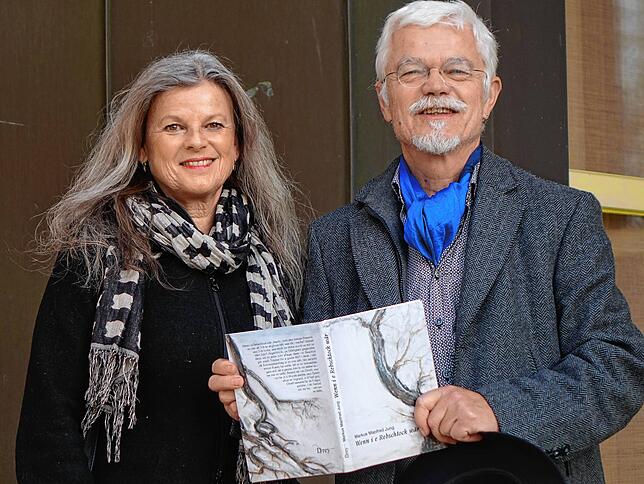 Autor Markus Manfred Jung und seine Frau, die Malerin Bettina Bohn, mit dem neuen Prosaband des Mundartdichters mit Glossen und ...