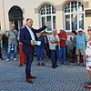 Oberbürgermeister Bernd Häusler besuchte auf seiner Wahlkampftour auch Friedingen, um die Sorgen und Nöte der Bürger zu erfahren.