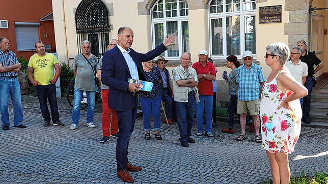 Oberbürgermeister Bernd Häusler besuchte auf seiner Wahlkampftour auch Friedingen, um die Sorgen und Nöte der Bürger zu erfahren.