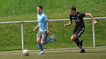 Hartnäckige Bonndorfer (in schwarzer Spielkleidung) heften sich dicht an die Fersen der Tennenbronner Gegenspieler und kämpfen sich ...