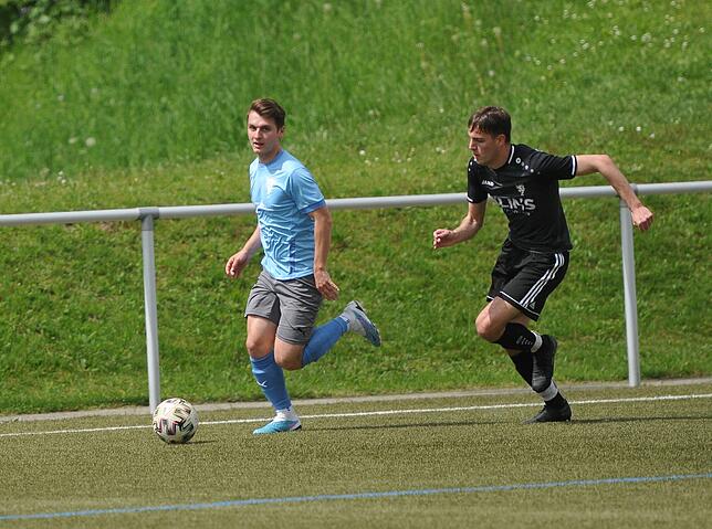 Hartnäckige Bonndorfer (in schwarzer Spielkleidung) heften sich dicht an die Fersen der Tennenbronner Gegenspieler und kämpfen sich ...