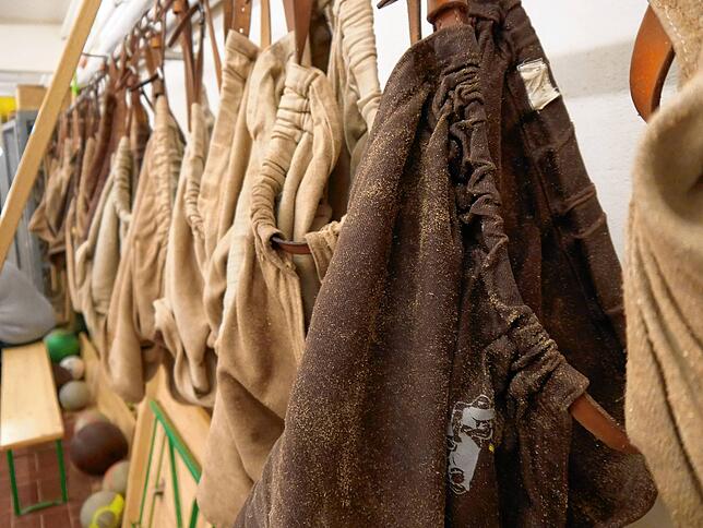 Die Schwingerhosen in Reih und Glied. Sie bestehen aus einem Ledergürtel und Zwilch.
