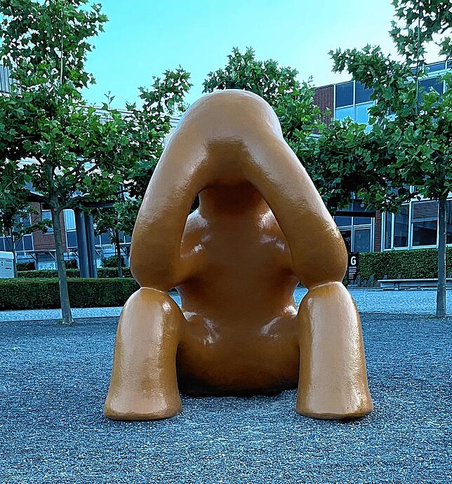 Dieses riesige orangefarbene Männchen sitzt seit 2003 an seinem Platz. Doch wo ist das?
