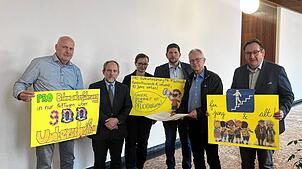 Dietmar Nützenadel, Simon Blümcke, Alexandra Eberhardt, Marcel Speth, Oliver Haller und Frank Eichwald (von links) im Rathaus. OB ...