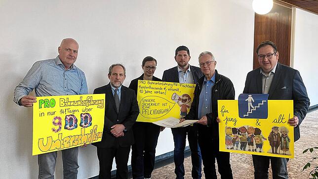 Dietmar Nützenadel, Simon Blümcke, Alexandra Eberhardt, Marcel Speth, Oliver Haller und Frank Eichwald (von links) im Rathaus. OB ...