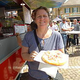 Sabrina Rieflin mit ihrem Langos.