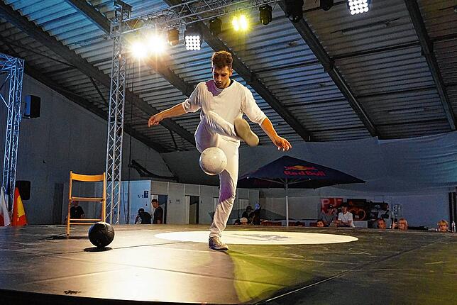 Voll konzentriert zeigt Patrick Bäurer aus Hondingen im Finale der Freestyle WM in Prag seine Show. Bild: Chris Bröker