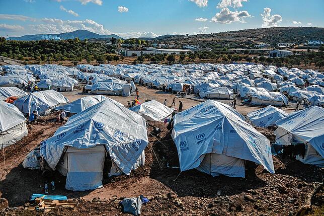 Im Lager &bdquo;Kara Tepe&ldquo; auf der Insel Lesbos leben die Flüchtlinge in Zelten zwischen schlammigen Wegen, ohne Heizung und ohne ...
