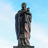 Eine Statue von Bischof Konrad steht am Rheinsteig.