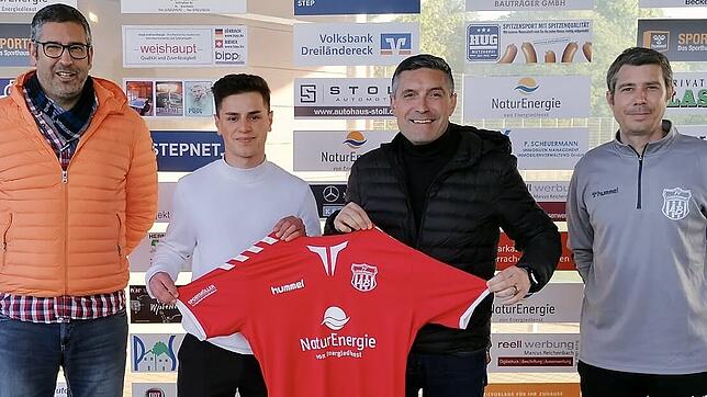 Verstärkung: Der FV Lörrach-Brombach holt für die neue Runde Antonio D&lsquo;Agostino vom FSV Rheinfelden zurück. Von links der künftige ...