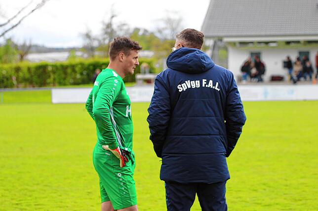 Die beiden Trainer Sebastian Willibald (links) und Philip Schinn beraten sich in der Halbzeitpause.