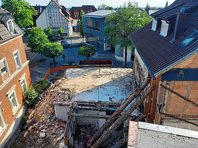 Der Blick von oben zeigt es: Vom Obergeschoss des Hauses ist am Donnerstag nichts mehr übrig.