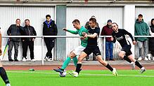 Nicht zu bremsen: Tim Heininger (hinten, im Laufduell mit Valentino Colella) war an sechs der sieben Tore des FC Zell beim 7:4-Erfolg im ...