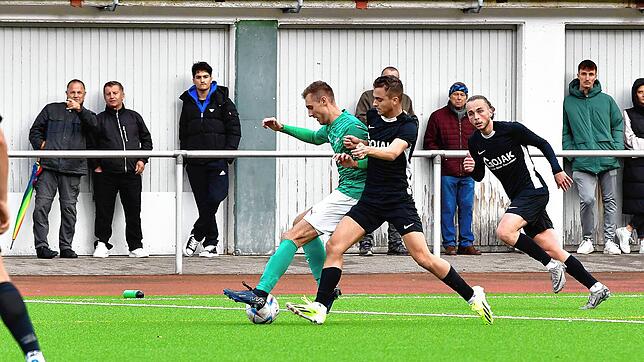 Nicht zu bremsen: Tim Heininger (hinten, im Laufduell mit Valentino Colella) war an sechs der sieben Tore des FC Zell beim 7:4-Erfolg im ...