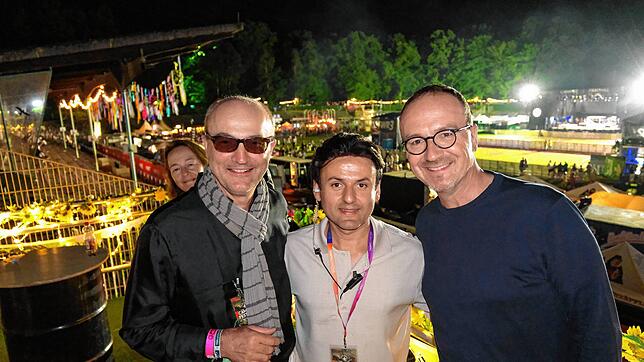 Veranstalter Xhavit Hyseni (mitte) mit OB Uli Burchardt (rechts). Hyseni hat das Campus-Festival aufgebaut und ins Bodenseestadion ...