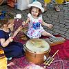 Sie trommeln und vergnügen sich mit den verschiedenen Musikinstrumenten der Kinderkantorei Hochrhein.