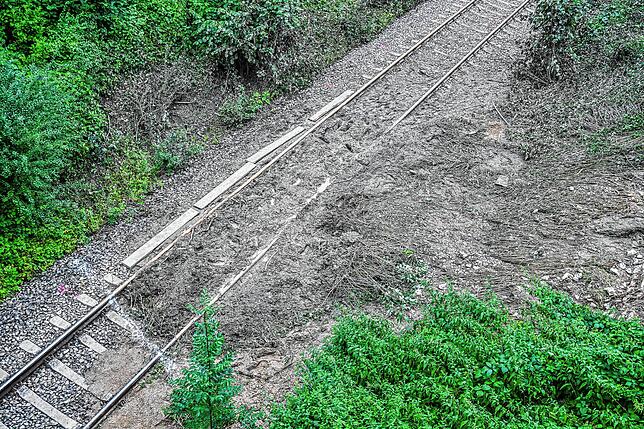 Ein Blick auf die Schäden an den Gleisen an der Bahnstrecke im Landkreis Biberach.