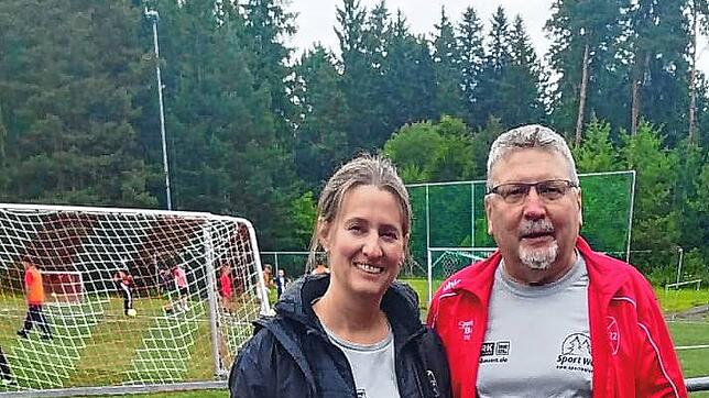 Sandra Häfner und Günther Hauser freuen sich, dass die Fußballferien des FC Kappel gut über die Bühne gingen. Foto: Gerd Jerger