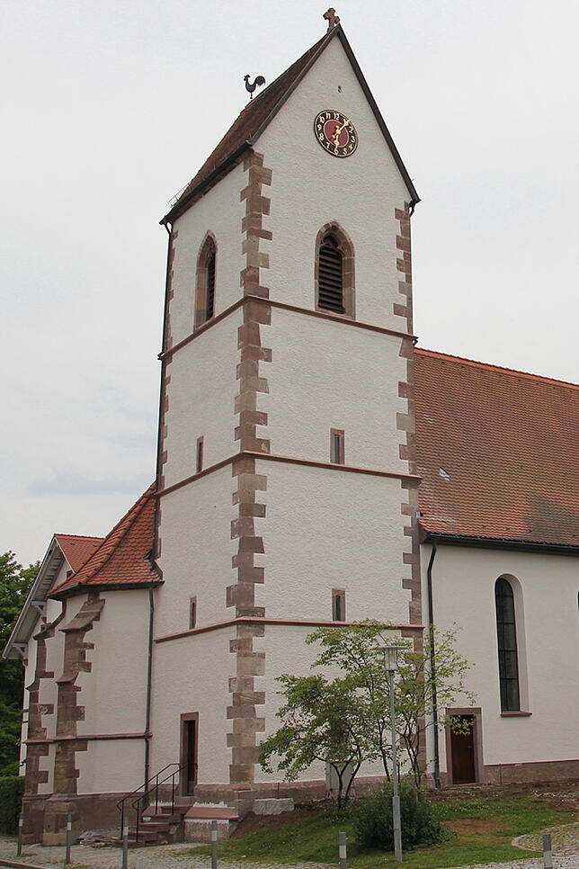 Im Turm der Antoniuskirche schlägt eine Glocke und verkündet damit die Uhrzeit. 274 Einwohner von Mönchweiler fordern einen ...