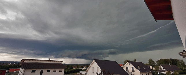 Die Unwetterfront schiebt sich am 21. Juni langsam näher. Kurz darauf folgen knapp 30 Minuten lang Sturm, Blitze und Starkregen. Blick ...