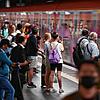 Zugreisende warten im Hauptbahnhof Frankfurt auf die S-Bahn.