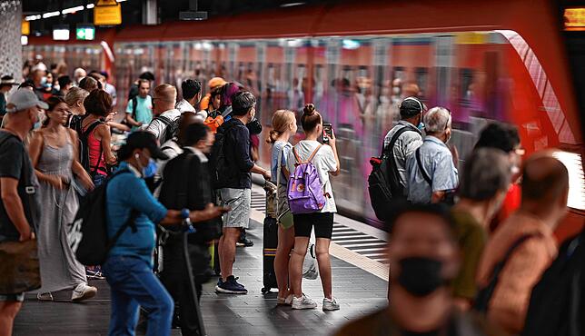 Zugreisende warten im Hauptbahnhof Frankfurt auf die S-Bahn.