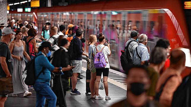 Zugreisende warten im Hauptbahnhof Frankfurt auf die S-Bahn.