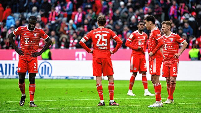 Kollektive Fassungslosigkeit bei den Spielern des FC Bayern München nach dem 1:1 gegen die TSG Hoffenheim.