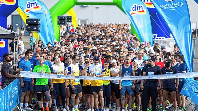 Bild : 2553 Teilnehmer schwitzen ordentlich beim Firmenlauf