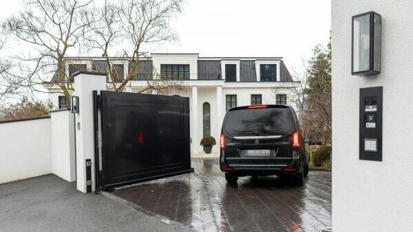 Benko wurde im Januar in seiner Villa in Innsbruck festgenommen. Gegenstände aus seiner Villa am Gardasee werden nun versteigert.