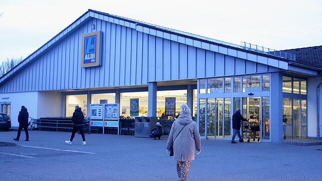 Der Aldi-Markt im Industriegebiet. Das Unternehmen möchte ihn am liebsten neu errichten. Das geht zwar, aber nicht mit Wohnungen darauf.