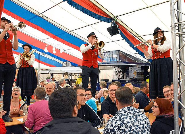 Die Tischmusik des Musikvereins Kurkapelle Schonach bringt am Sonntag die Festbesucher komplett in Stimmung.