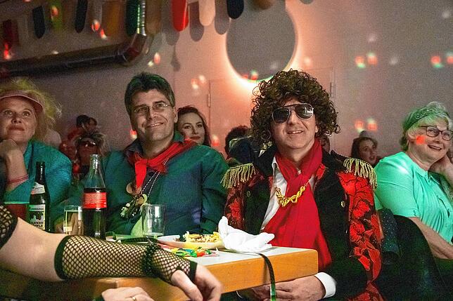 Rockstar: Oberbürgermeister Philipp Frank (rechts) beim Kappenabend 2019 der Narro-Zunft Waldshut neben Landrat Martin Kistler. (Archivfoto)