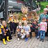 An der Erntedankfeier auf dem Müllerhof nehmen viele Kinder teil. Das freut die beiden Pfarrer Karsten Beekmann (links) und Frank-Uwe ...