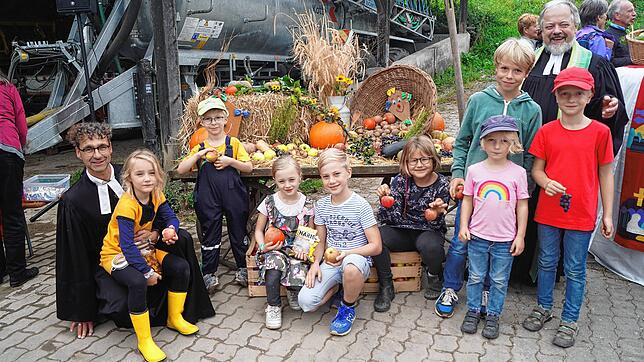 An der Erntedankfeier auf dem Müllerhof nehmen viele Kinder teil. Das freut die beiden Pfarrer Karsten Beekmann (links) und Frank-Uwe ...