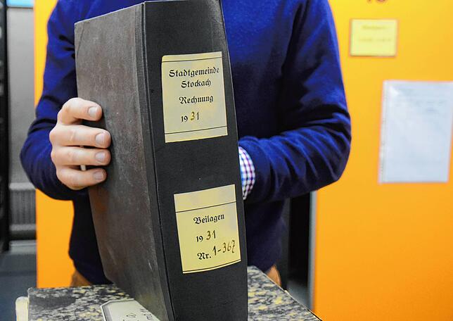 Bild 17: Spannende Einblicke in Stadtarchiv: Bilder von der Arbeit eines Restaurators und wie Jahrhunderte alte Rechnungen aussehen