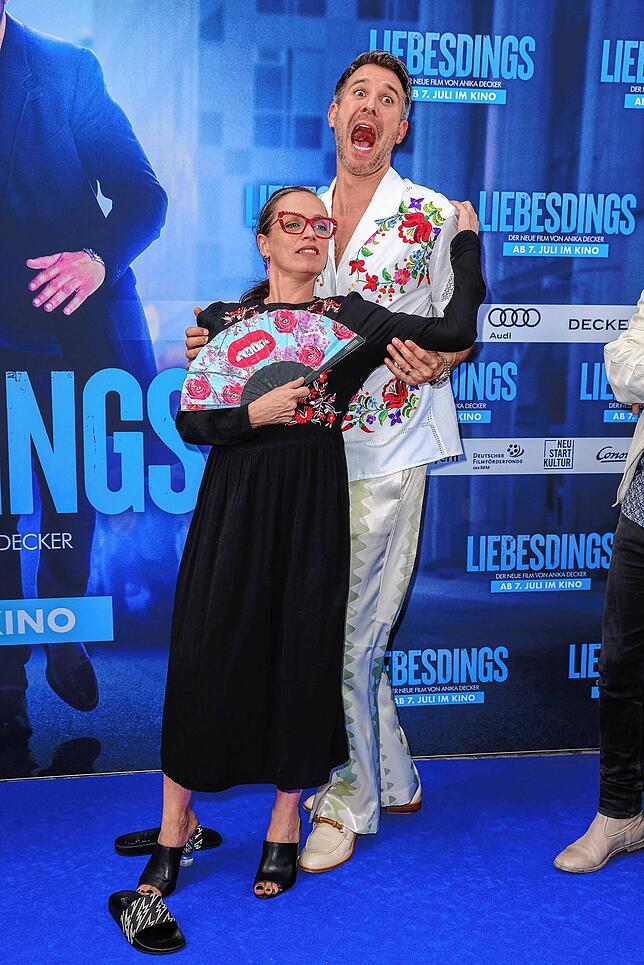 Spaßvögel unter sich: die Schauspieler Anna Thalbach und Jochen Schropp bei der Premiere des Films „Liebesdings“ in Berlin.