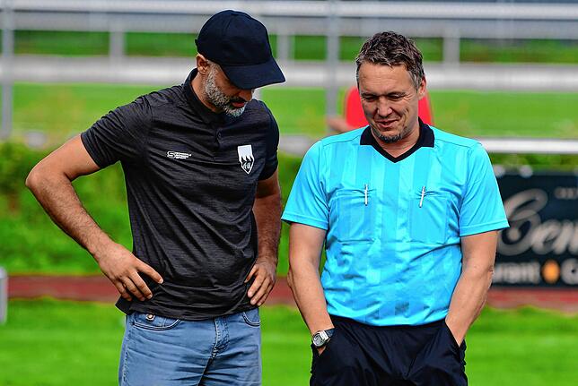 Technische Hilfe: Trainer Erkan Kanli (links) vom FC Tiengen 08 würde sich wünschen, könnten Spiele der Bezirksliga von Gespannen ...