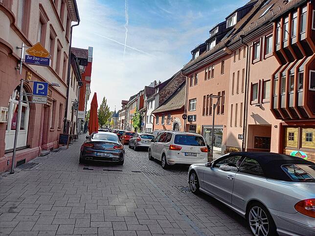 Die Fahrzeugkolonne zieht sich über die gesamte Straßenlänge.