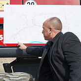 Stefan Baumgartner, Projektleiter der Tillig Ingenieure GmbH, erläutert den Plan für das neue Wohngebiet "Am Kaltenbach". Bild: Verena ...